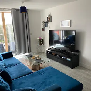 Entire Riverside With Balcony , London United Kingdom