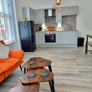 Flat Opposite College With Free Parking And 5 Mins Walk To Train Station , Wakefield United Kingdom